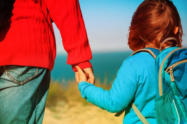 Padre e hija viajan en la naturaleza, crianza de los hijos — Foto de Stock