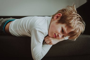 üzgün çocuk, stres ve depresyon