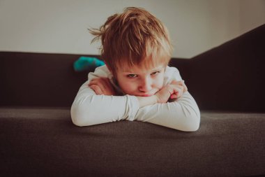 üzgün çocuk, stres ve depresyon