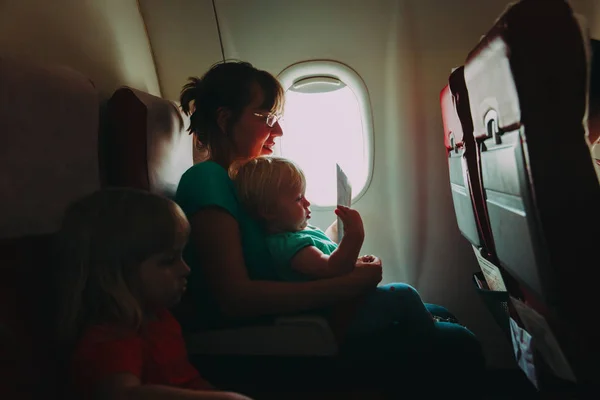 Matka z dwójką dzieci podróż samolotem — Zdjęcie stockowe