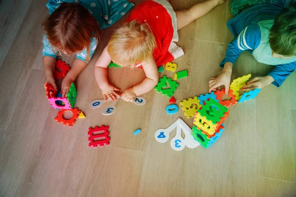 Enfants apprendre des nombres, des calculs, jouer avec puzzle — Photo