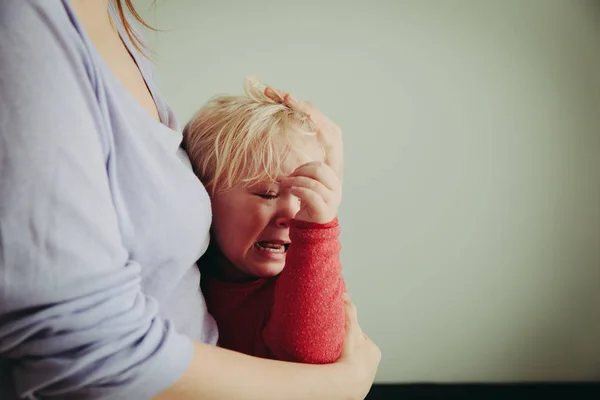 Мати втішає плаче маленька дитина — стокове фото