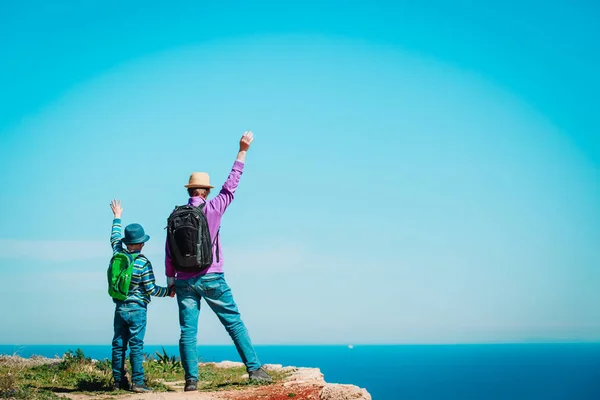 Familjens resa - far och son vandring i bergen till sjöss — Stockfoto