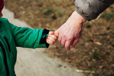 yürüyüş yolu üzerinde iken torun elini tutarak büyükanne