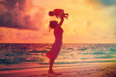 Anne ve kızı sunset beach adlı eğleniyor