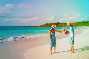 tropik sahilde oynayan çocuk ile aile