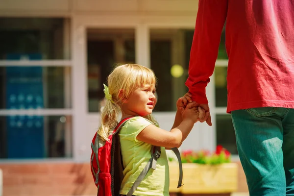 Far och dotter går i skola eller dagis — Stockfoto