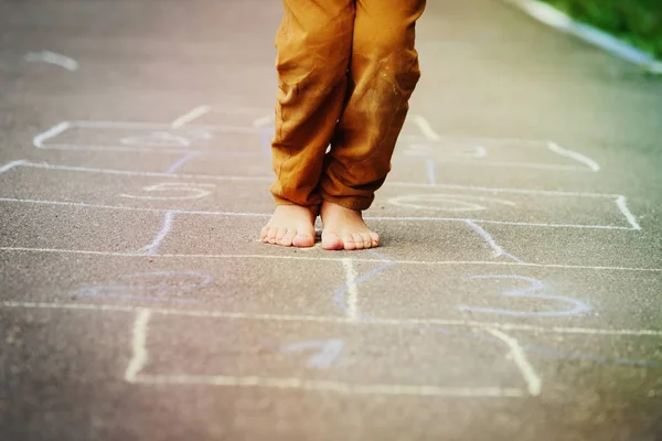 Kind spielt Hopscotch auf Spielplatz — Stockfoto