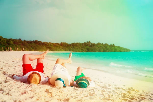 Ευτυχισμένη οικογένεια με παιδί Χαλαρώστε έχοντας διασκέδαση στην παραλία — Φωτογραφία Αρχείου