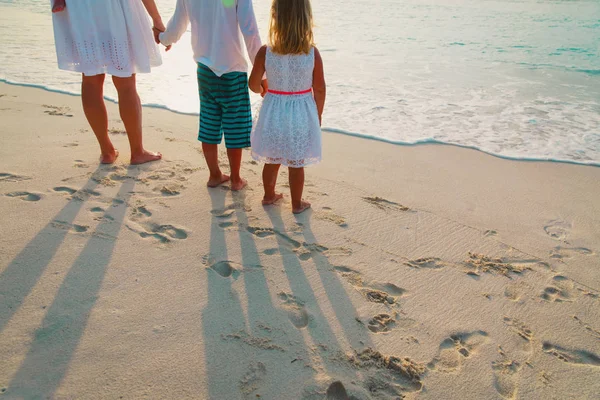 母亲与儿子和女儿漫步沙滩 — 图库照片