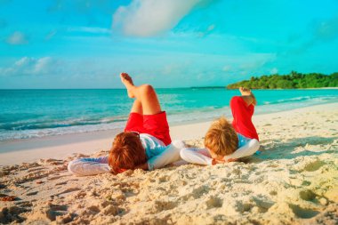 Baba oğul sahilde eğleniyorlar.