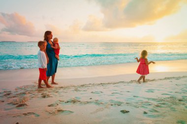 plaj tatil-anne günbatımı denizde çocuklarla üzerinde aile