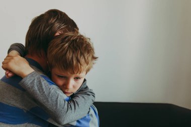 Ebeveynlik, keder rahatlatıcı üzgün çocuk baba