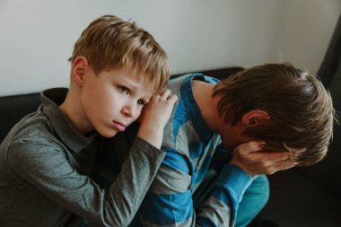 stresli baba, aile içinde üzüntü ile üzgün çocuk