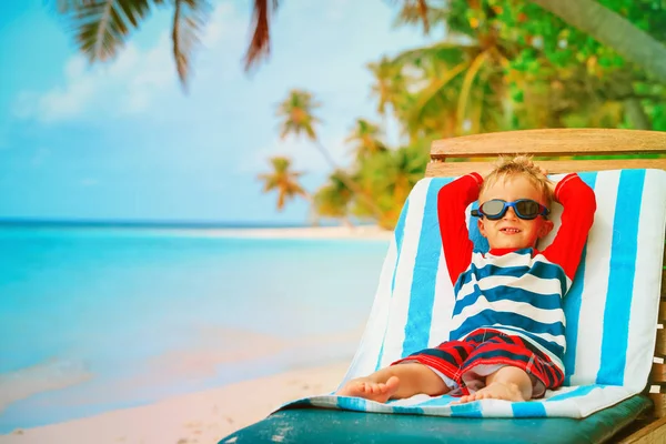 Mały chłopiec relaksu na plaży latem — Zdjęcie stockowe