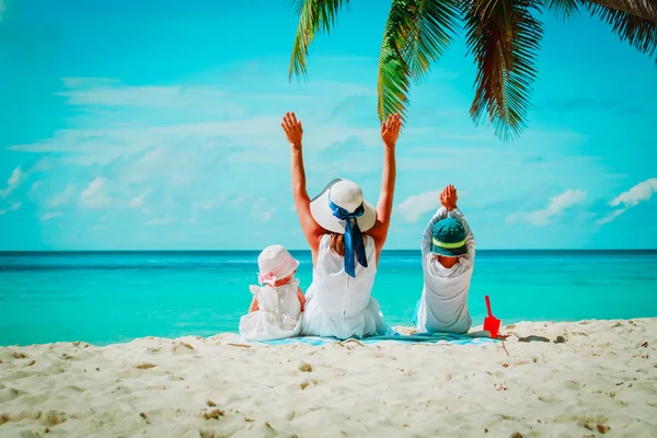 Mutlu anne ile küçük oğlu ve kızı zevk tropikal plaj — Stok fotoğraf
