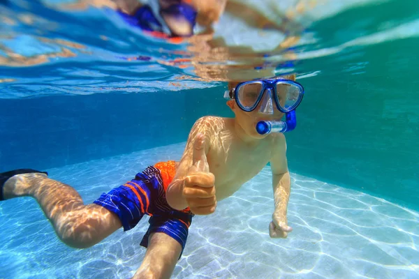 행복 한 작은 소년을 엄지손가락으로 수 중 수영 — 스톡 사진
