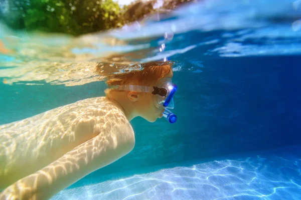 Menino nadar debaixo d 'água — Fotografia de Stock