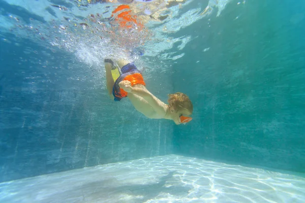 Kleiner Junge schwimmt unter Wasser — Stockfoto