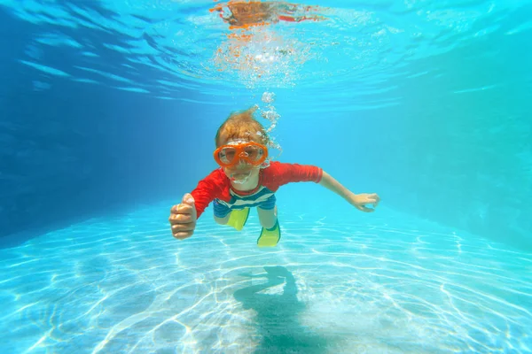 Glücklicher kleiner Junge schwimmt mit erhobenem Daumen unter Wasser — Stockfoto