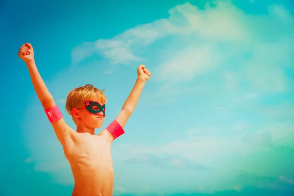 Little boy Zagraj superbohatera w niebo na plaży — Zdjęcie stockowe