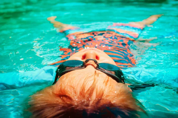 Kleiner Junge entspannen im Wasser am Strand, Urlaubskonzept — Stockfoto