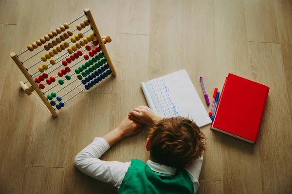 Lille pojken trött stressad av göra läxor — Stockfoto