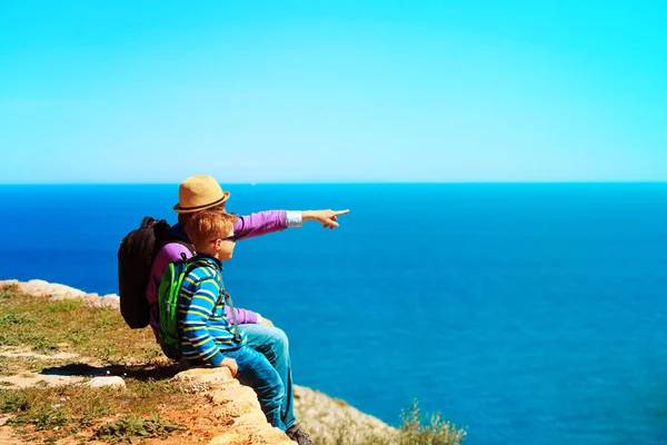 Viagens em família - pai e filho viajam caminhadas na natureza — Fotografia de Stock