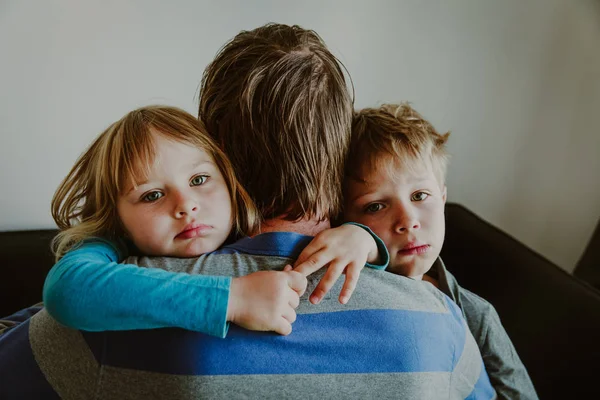 Sorgliga lilla pojke och flicka kramar far, familj i sorg — Stockfoto