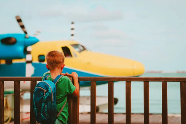 Kleiner Junge betrachtet Wasserflugzeuge auf den Malediven — Stockfoto