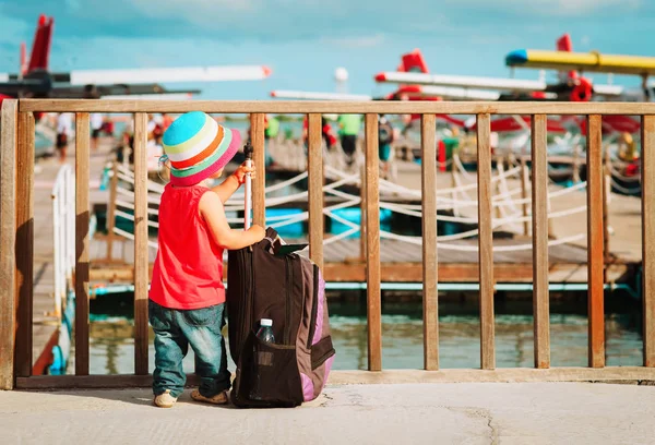 Little girl looking at seaplanes in Maldives — Stock Photo, Image