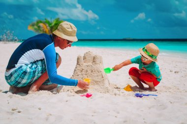 Baba ve oğul kale kum plaj