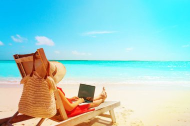 uzak iş kavramı-laptop sahilde olan kadın