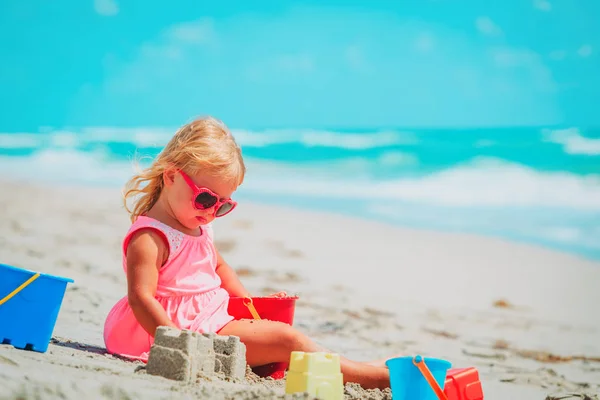 可愛い女の子が砂浜で遊ぶ — ストック写真