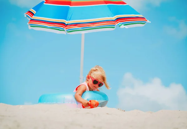 Roztomilá holčička hrát na tropické pláži — Stock fotografie
