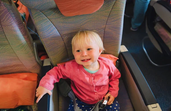 Feliz niña viajando en avión — Foto de Stock