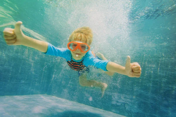 Szczęśliwy chłopiec pływać pod wodą z kciuk w górę — Zdjęcie stockowe