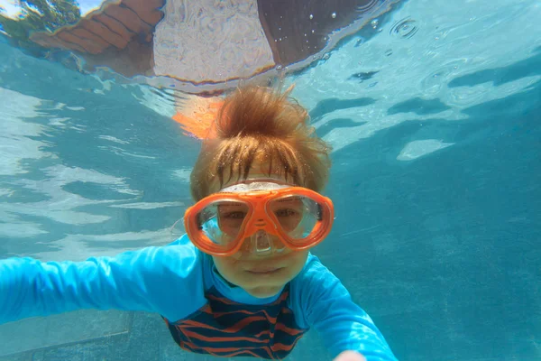 Kleiner Junge schwimmt unter Wasser und macht Selfie — Stockfoto