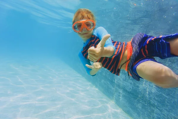 Feliz chico nadar bajo el agua con los pulgares hacia arriba — Foto de Stock