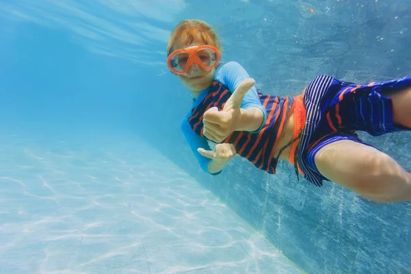 Glücklicher Junge schwimmt mit erhobenem Daumen unter Wasser — Stockfoto