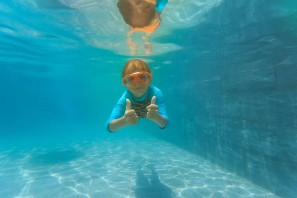 Glücklicher Junge schwimmt mit erhobenem Daumen unter Wasser — Stockfoto