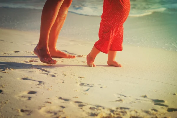 Mãe e bebê andando na praia de areia — Fotografia de Stock