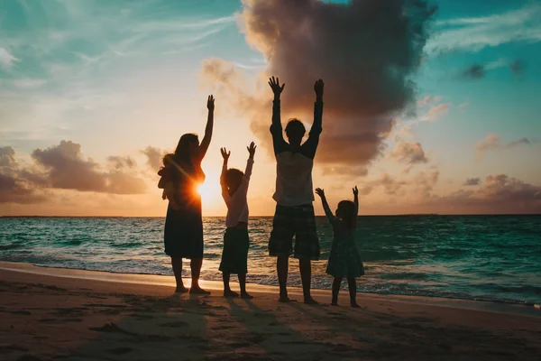 Glückliche Familie mit Kindern, die Spaß bei Sonnenuntergang haben — Stockfoto