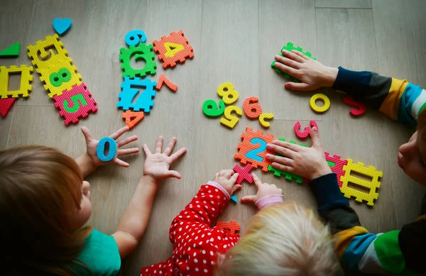 Niños aprendiendo números, contando por dedos, matemáticas —  Fotos de Stock