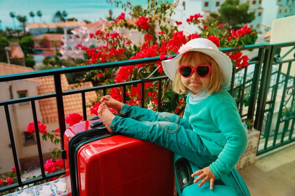 Счастливая маленькая девочка путешествует наслаждаться отдыхом на море — стоковое фото