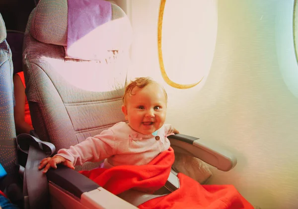 Feliz niña viajando en avión — Foto de Stock