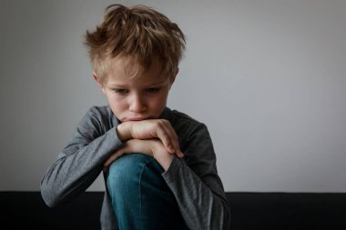 üzgün çocuk, stres ve depresyon