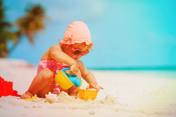可爱的小女孩在沙滩上玩沙子 — 图库照片