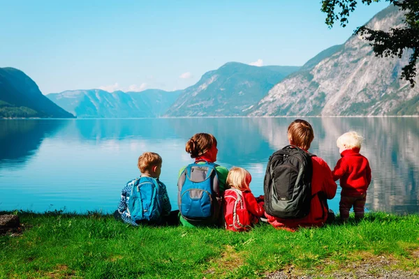 Glad turist familj med barn reser tittar på naturen, Europa — Stockfoto