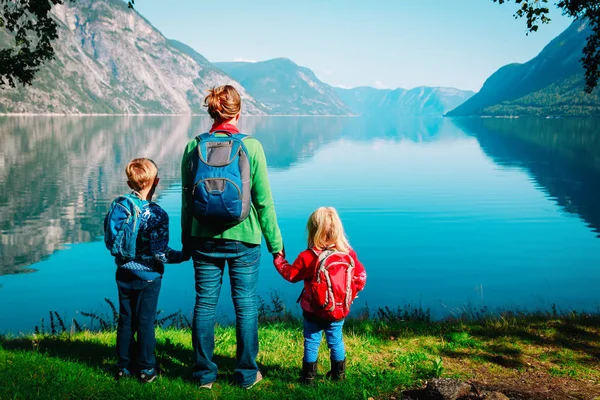 Mère avec enfants voyage randonnée dans la nature, Norvège — Photo